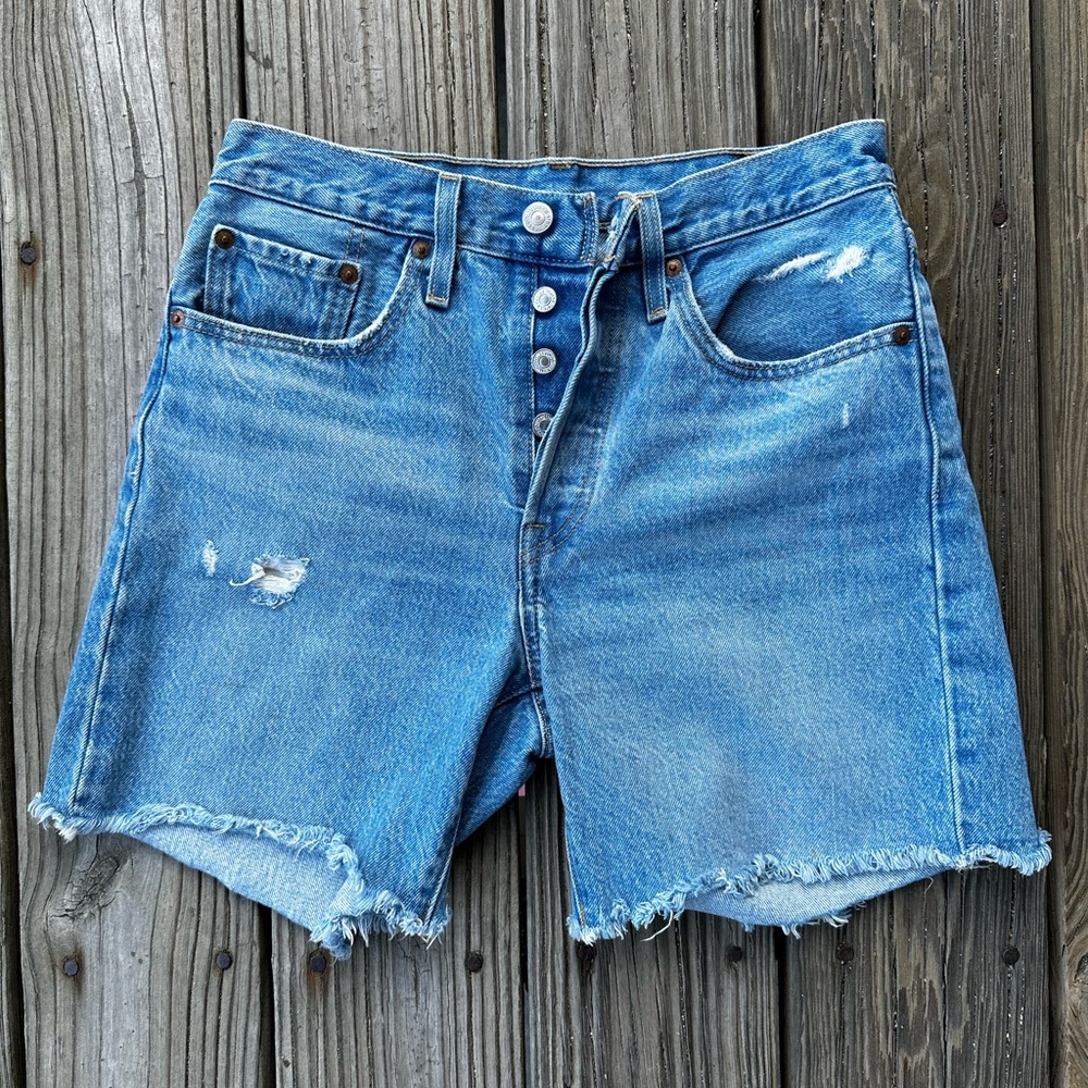 Levi’s 501 90’s Shorts with Button Closure
